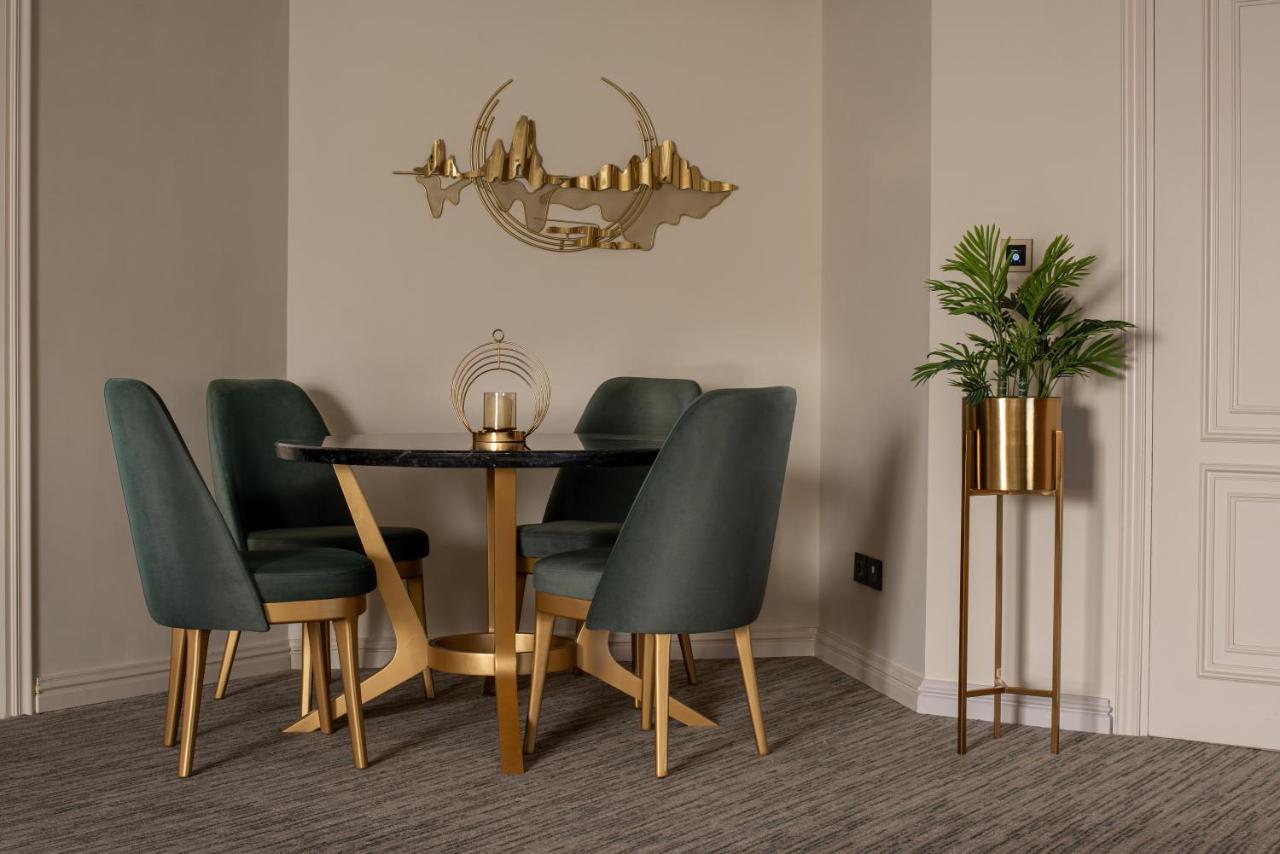 فندق تريامف لاكشري القاهرة المظهر الخارجي الصورة A dining room with a plant stand