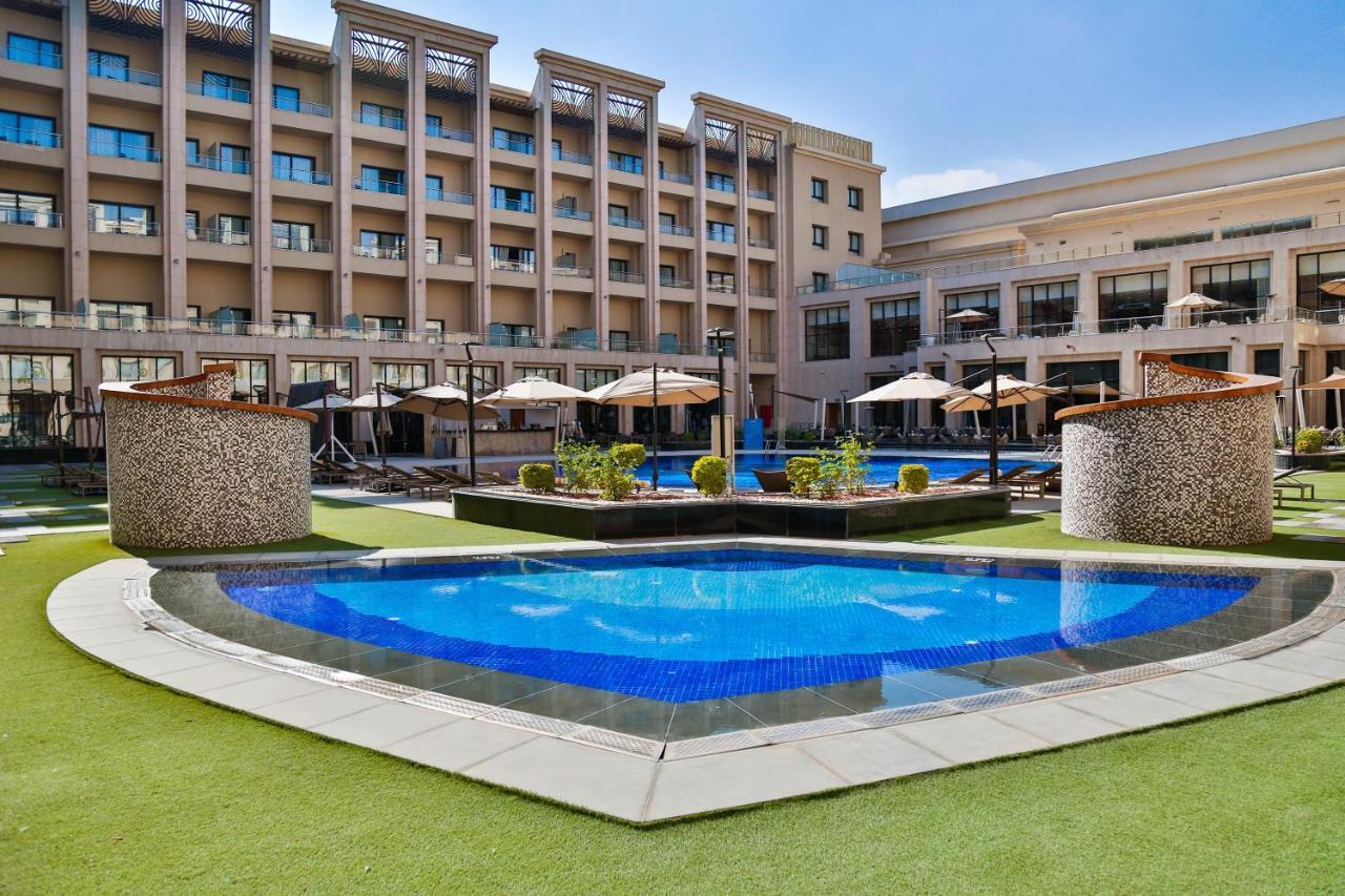 فندق تريامف لاكشري القاهرة المظهر الخارجي الصورة The pool at the hotel