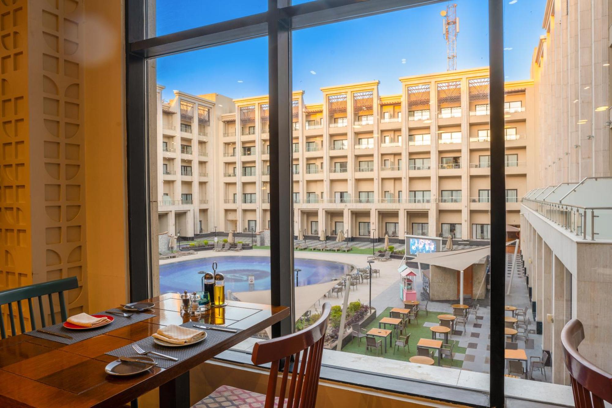فندق تريامف لاكشري القاهرة المظهر الخارجي الصورة The hotel's pool