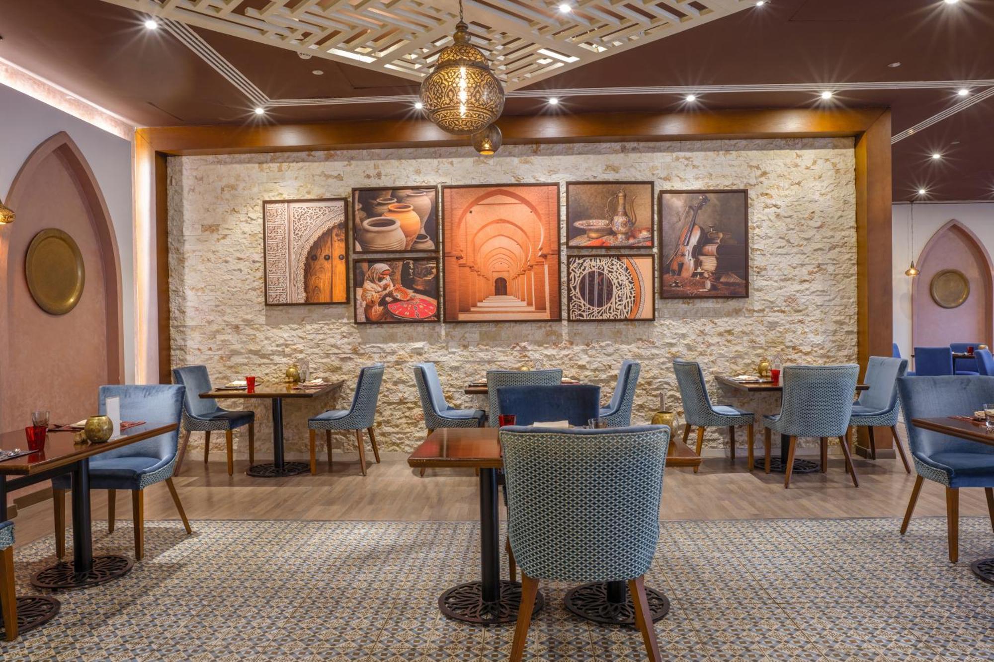 فندق تريامف لاكشري القاهرة المظهر الخارجي الصورة The interior of a restaurant in the Emirates