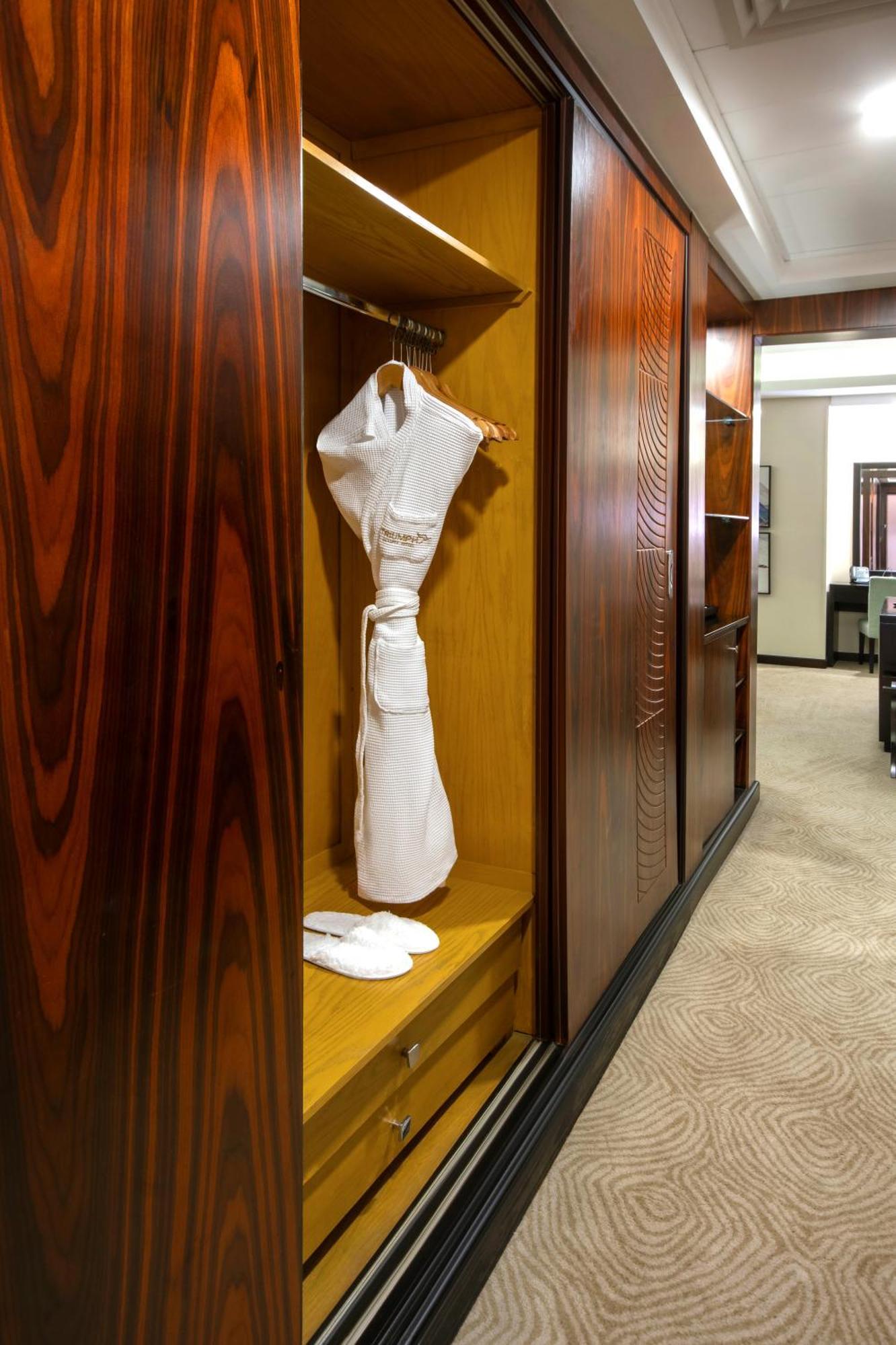 فندق تريامف لاكشري القاهرة الغرفة الصورة A bathrobe hanging in a closet